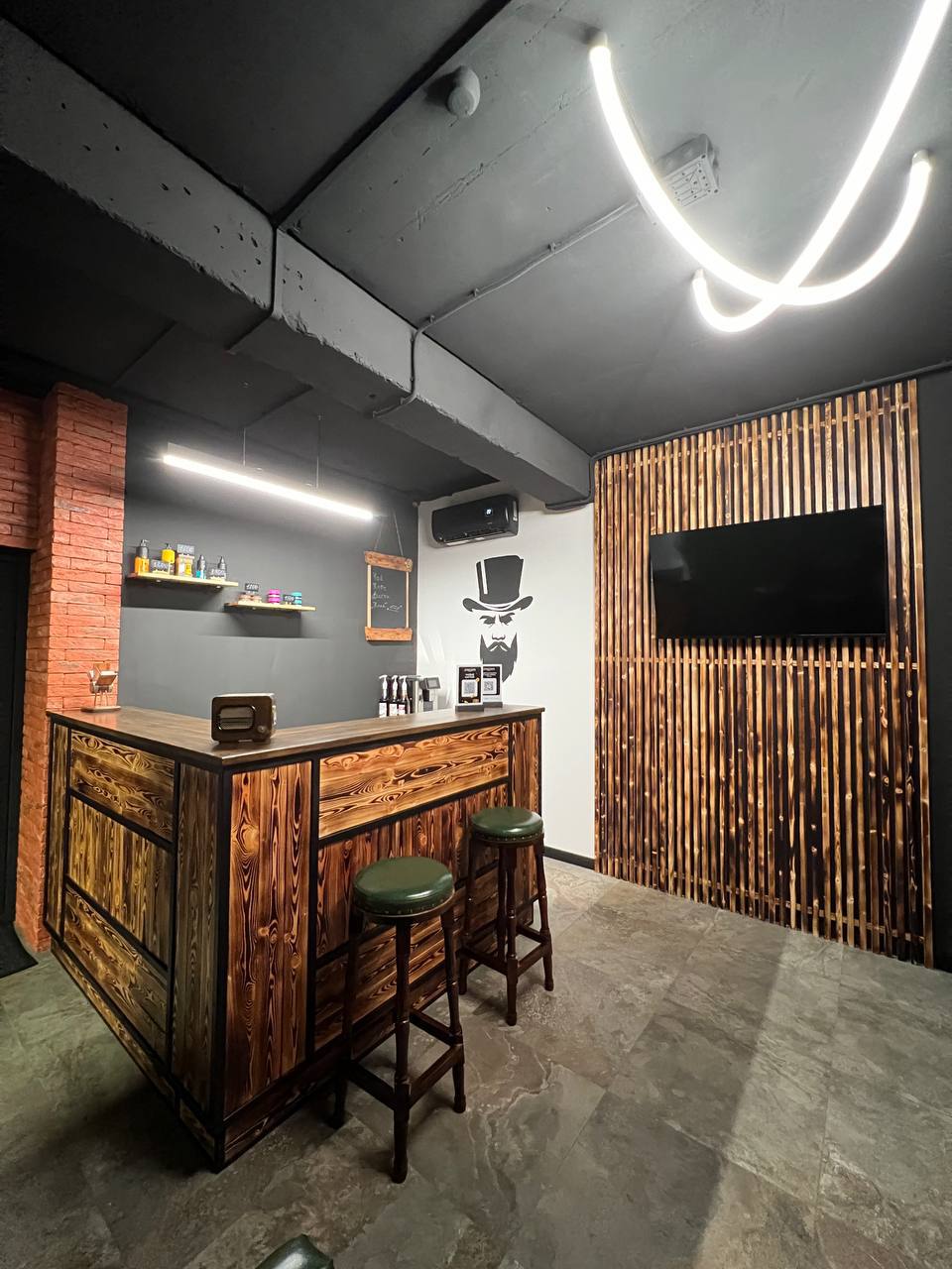 Ресепшн стойка Loft с панелями и полками для барбершопа