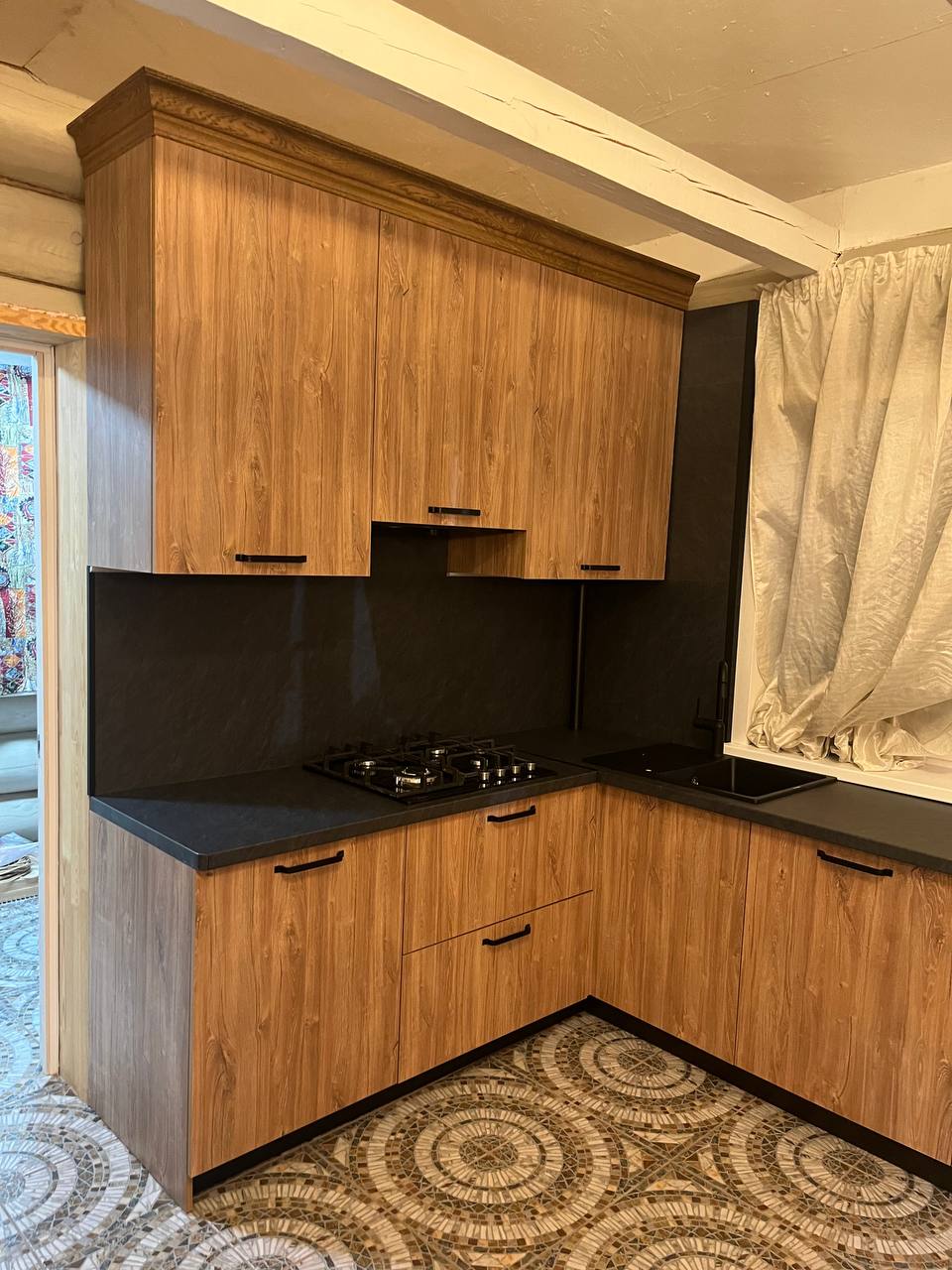 Кухня в деревянном доме (темный фасад)