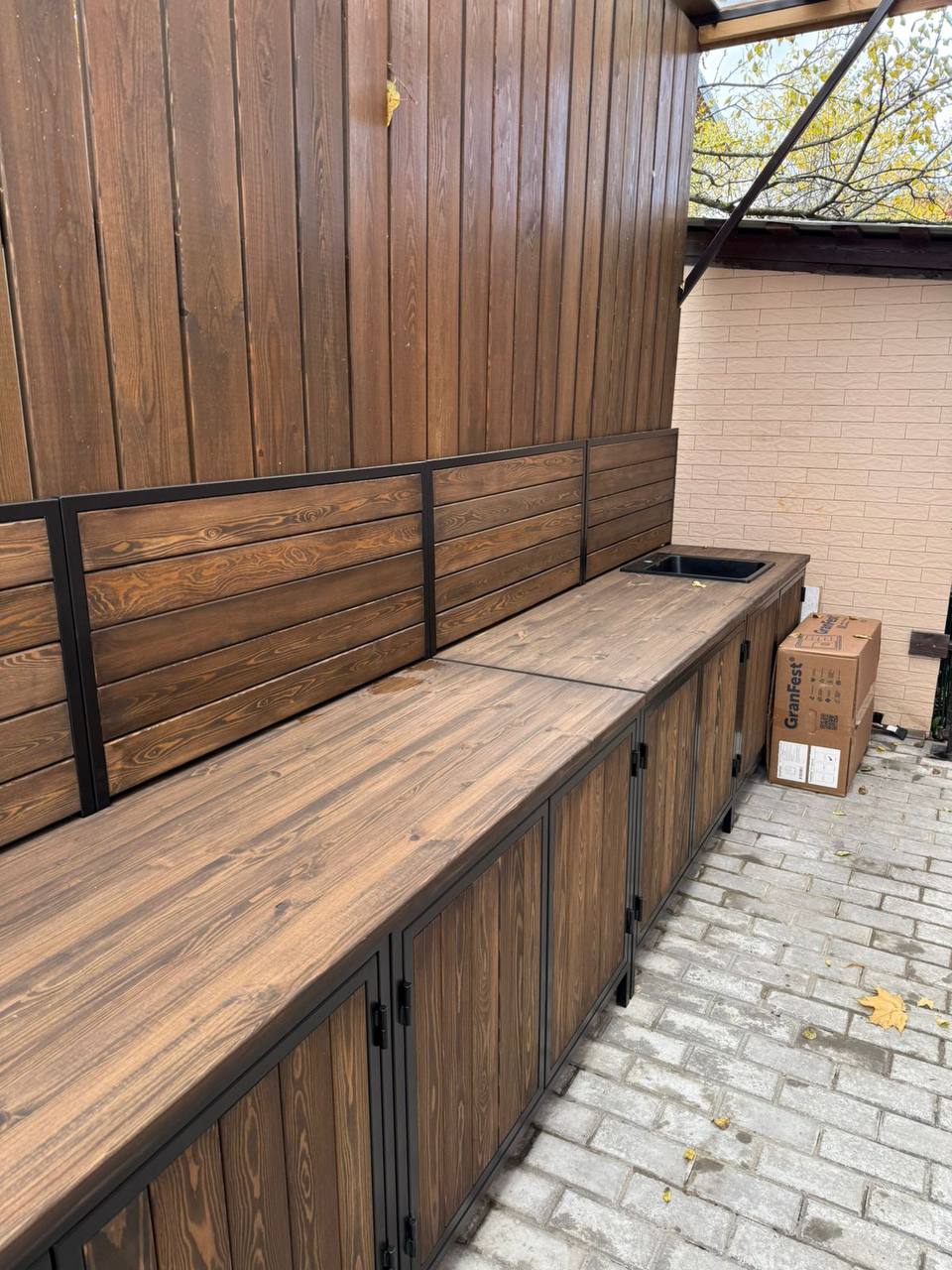 Линейная уличная кухня с деревянными фасадами