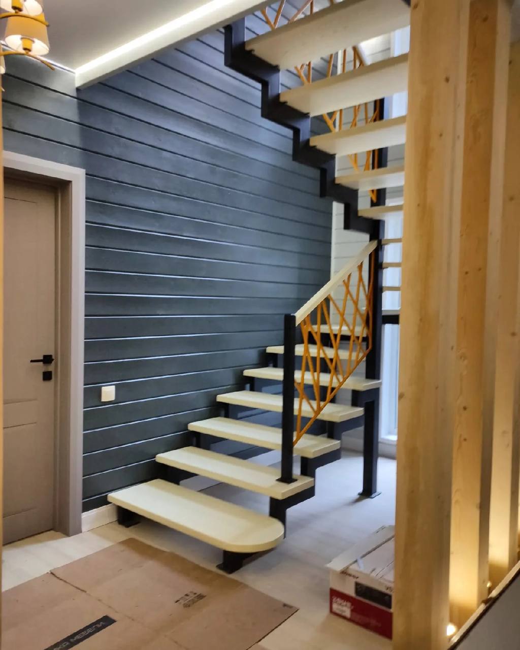 Лестница с латунным геометрическим ограждением