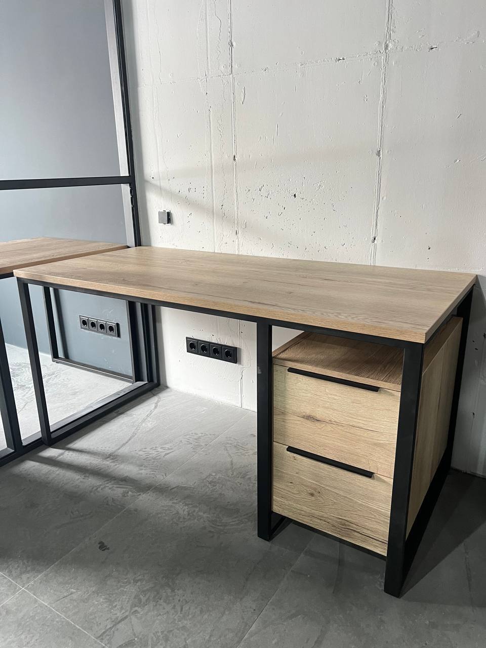Рабочие столы с тумбой (дуб, черный каркас)