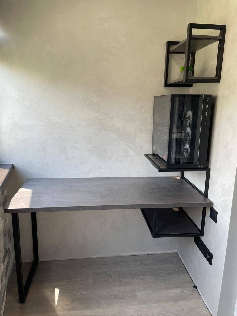 Рабочий стол с навесными полками (графит)