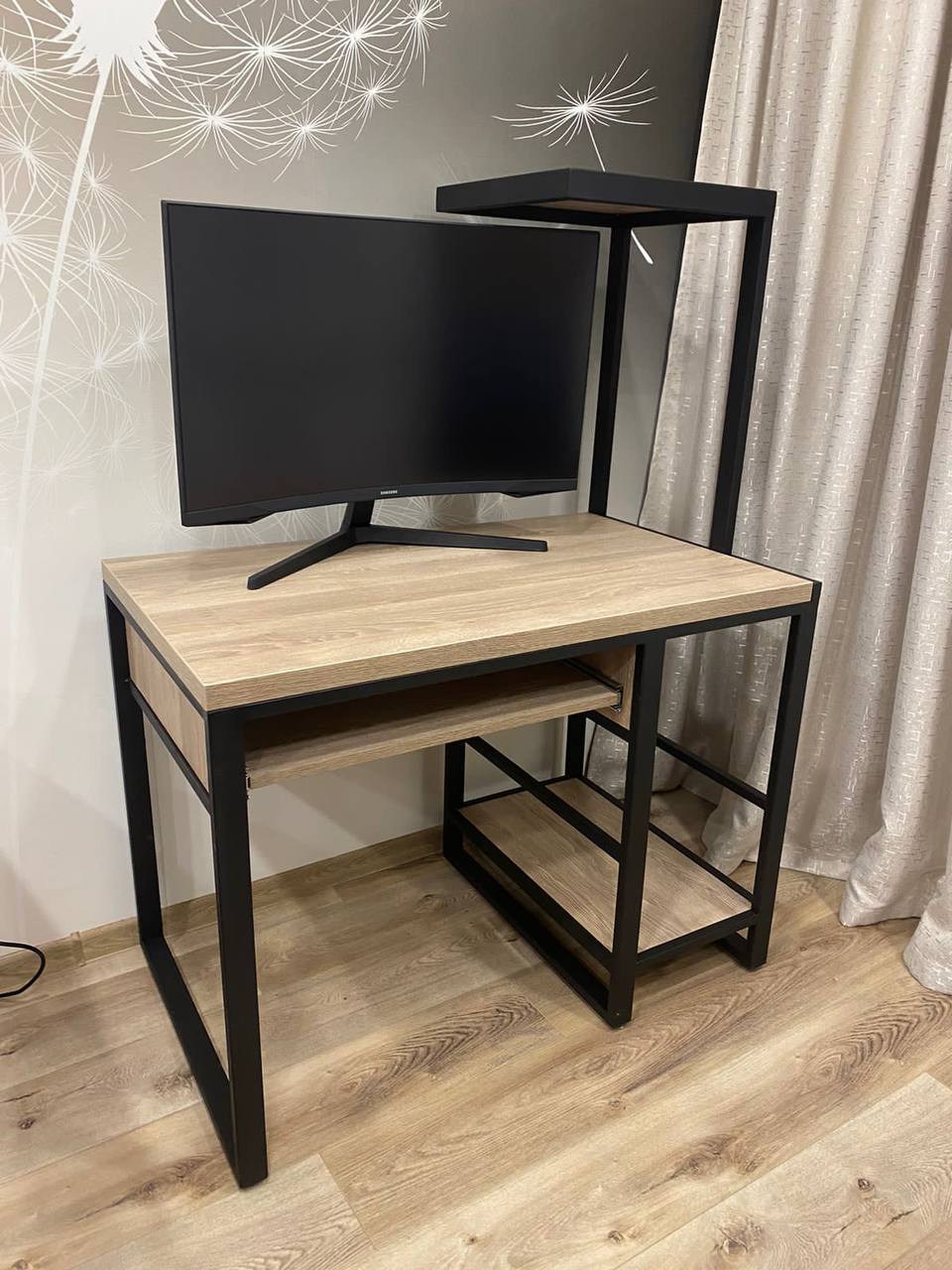 Рабочий стол с надстройкой (полка)