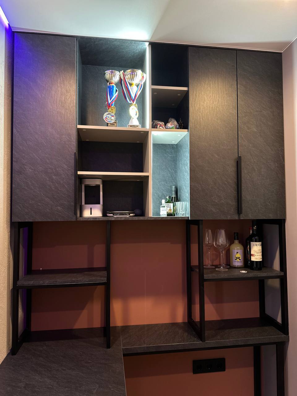 Рабочий уголок с навесными шкафами