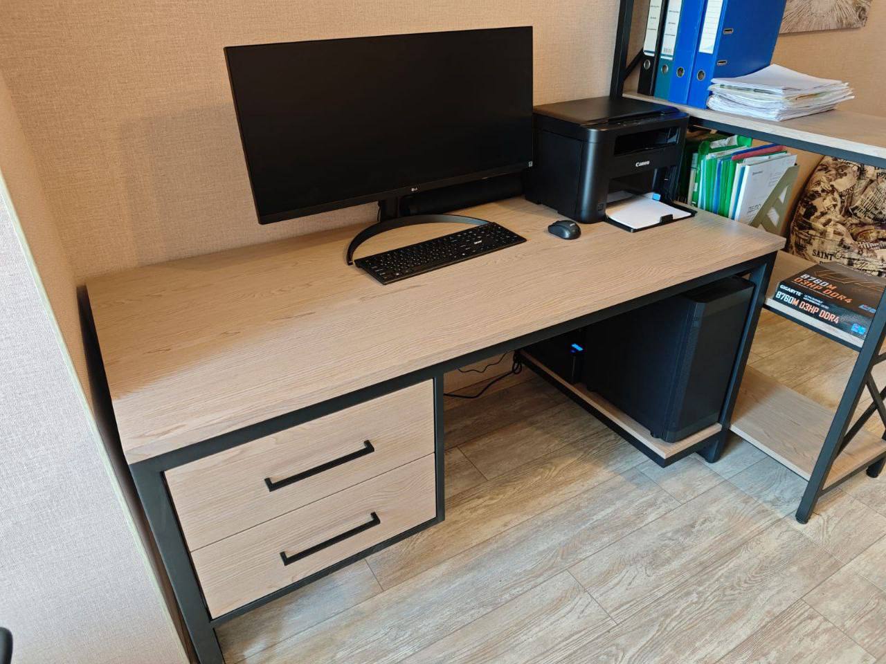 Домашнее рабочее место со стеллажом