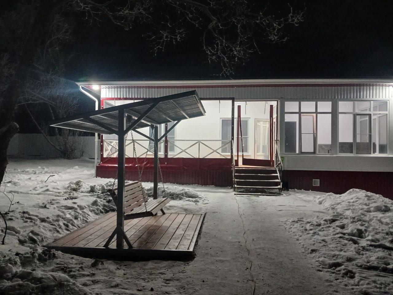 Подвесные уличные качели под навесом