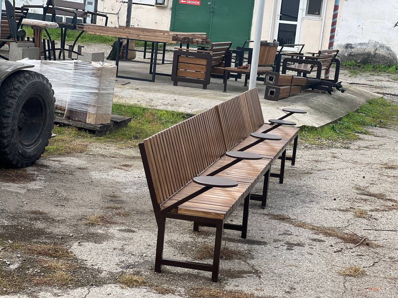 Уличные скамьи с мини-столиками