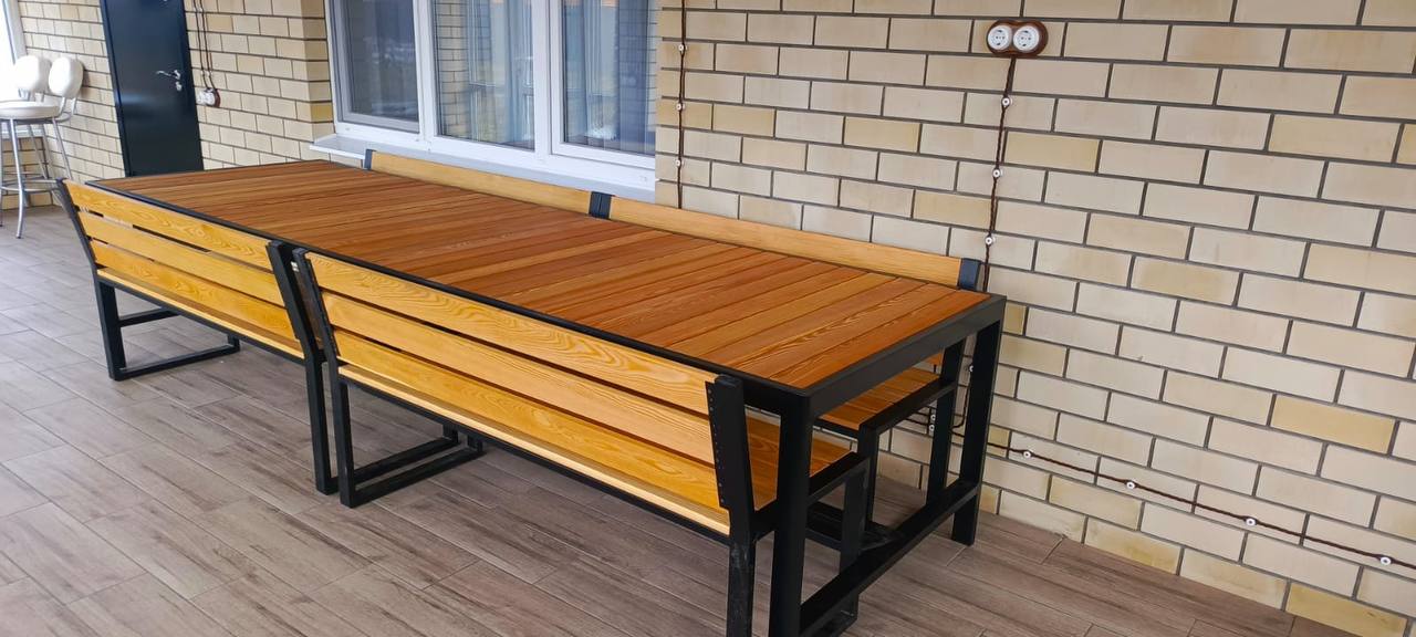 Обеденный стол и угловой диван для веранды