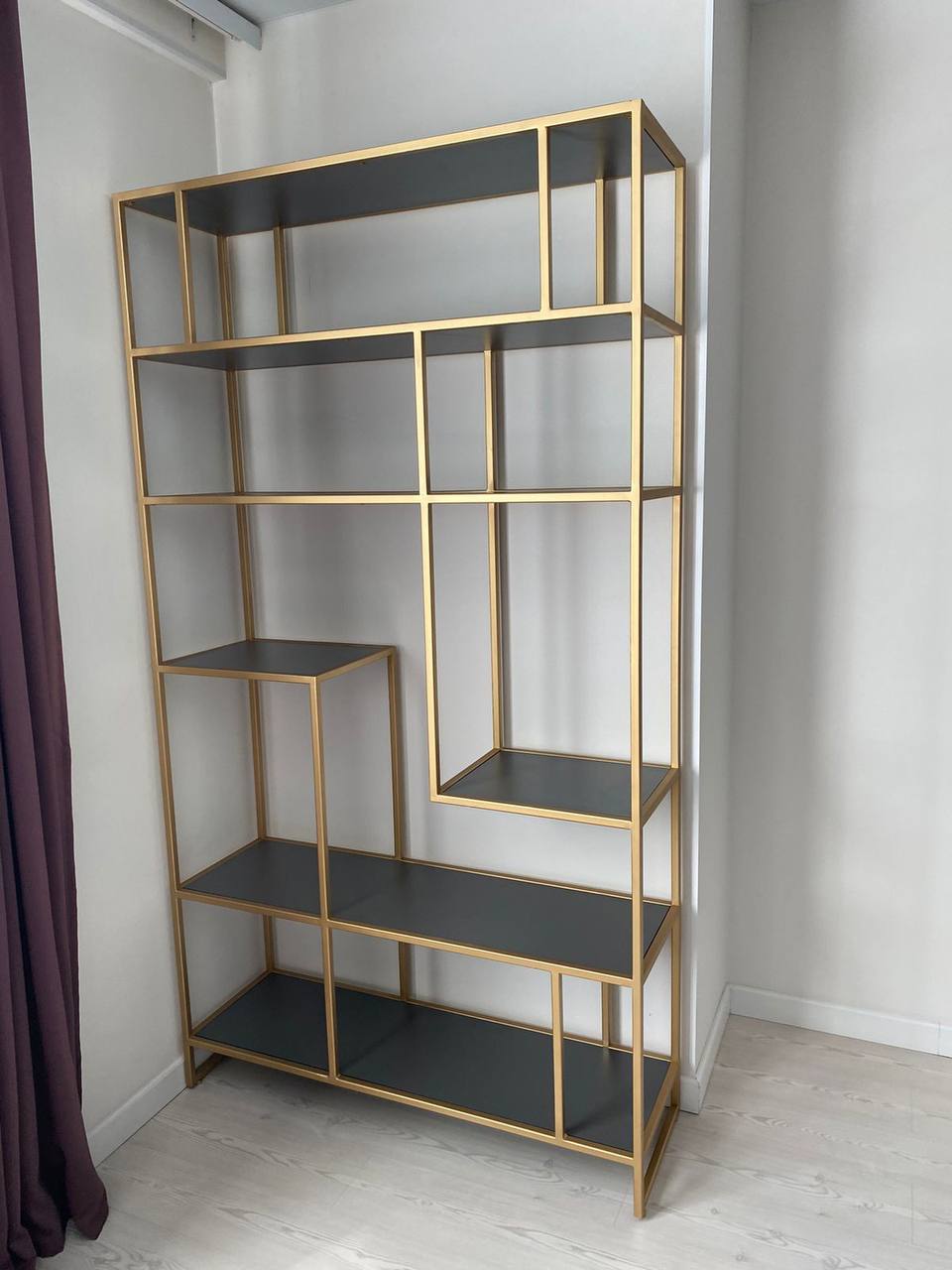 Стеллаж с латунными стойками