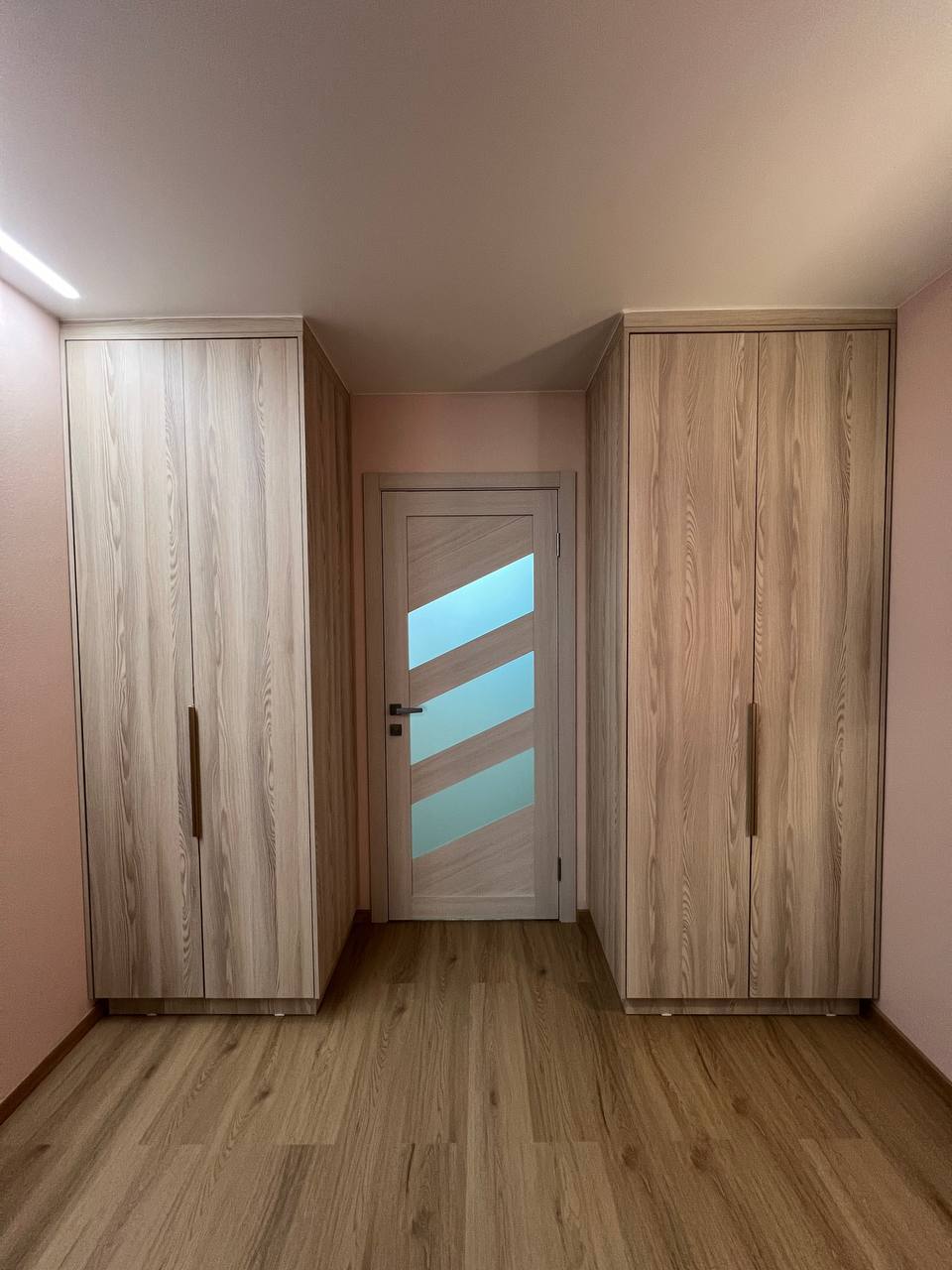 Встроенная система хранения для квартиры (светлый дуб)