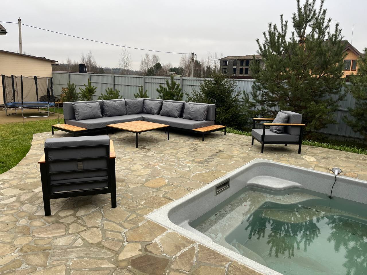 Лаунж-комплект у бассейна