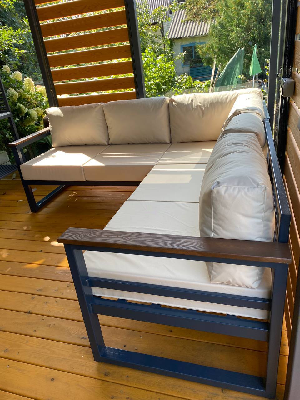 Уличный угловой диван Loft с бежевыми подушками