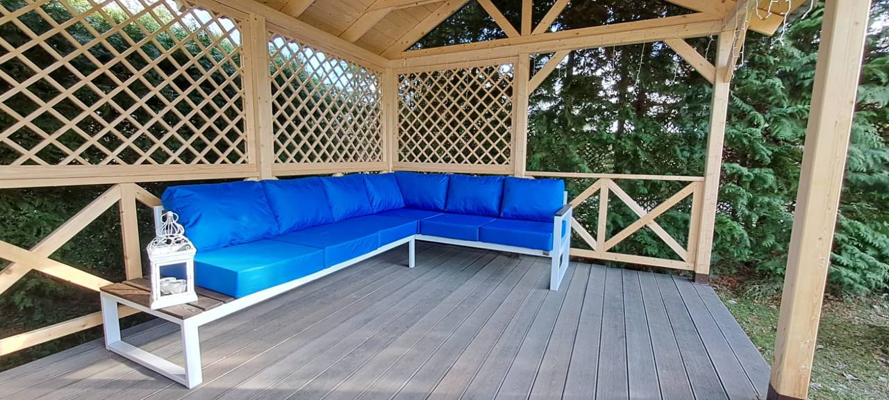 Белый угловой уличный диван Loft с яркими подушками