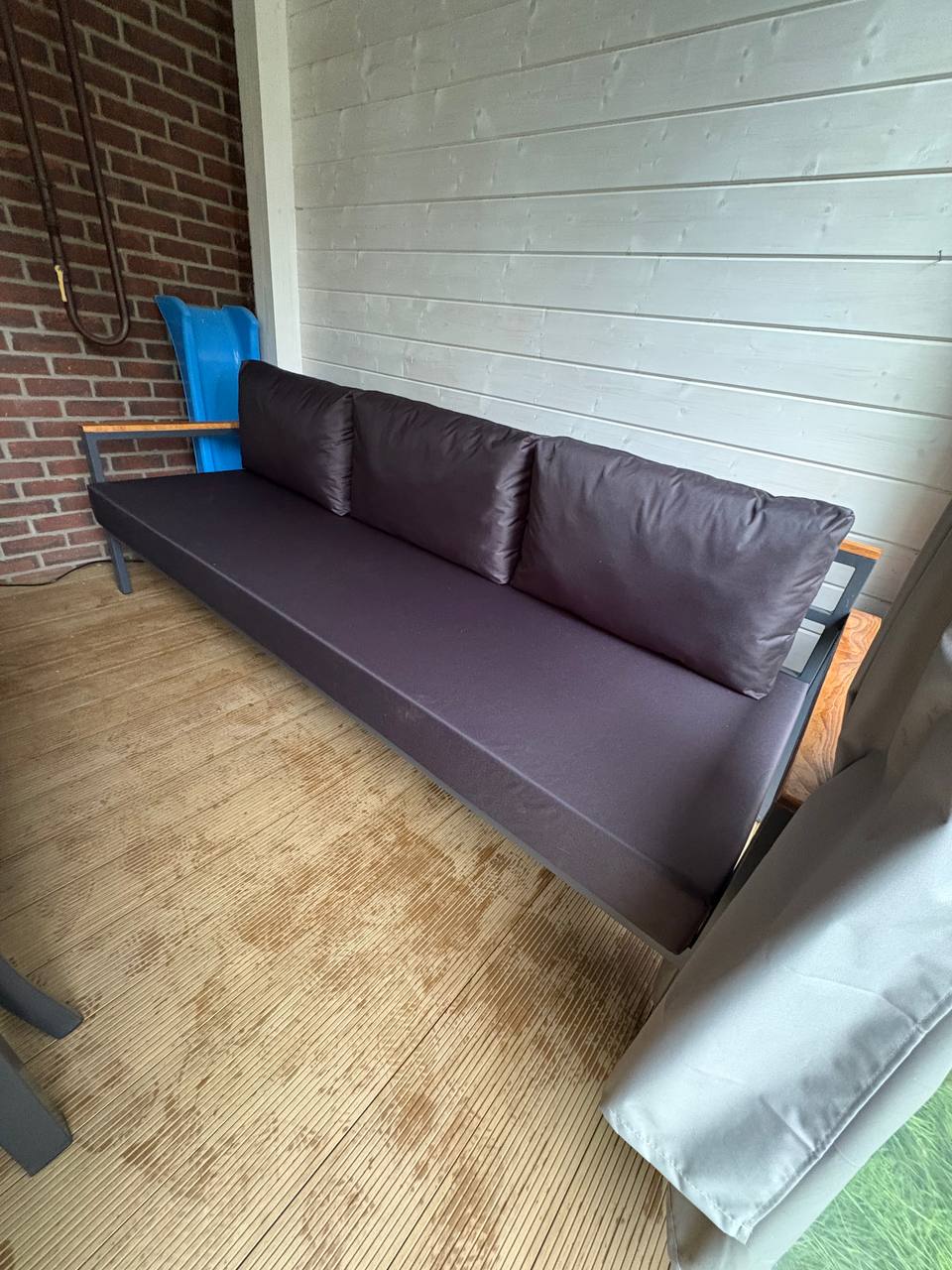 Уличный диван Loft с деревянными подлокотниками