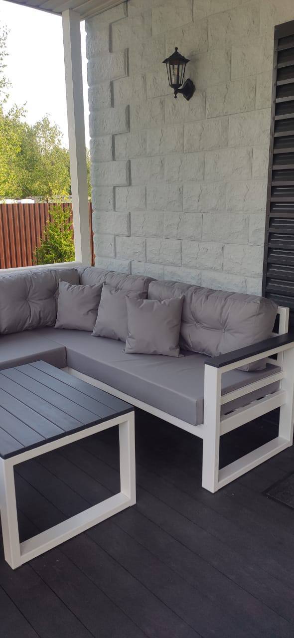 Белый угловой диван Loft с оттоманкой и столиком